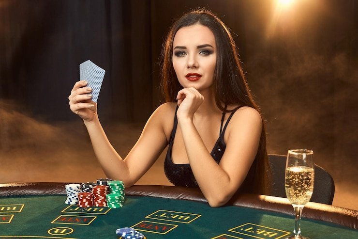Dealer profesional simba 4d menyajikan kartu di meja Casino Hold'em dengan streaming live